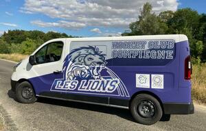 Le nouveau minibus est superbement décoré aux couleurs du HCC